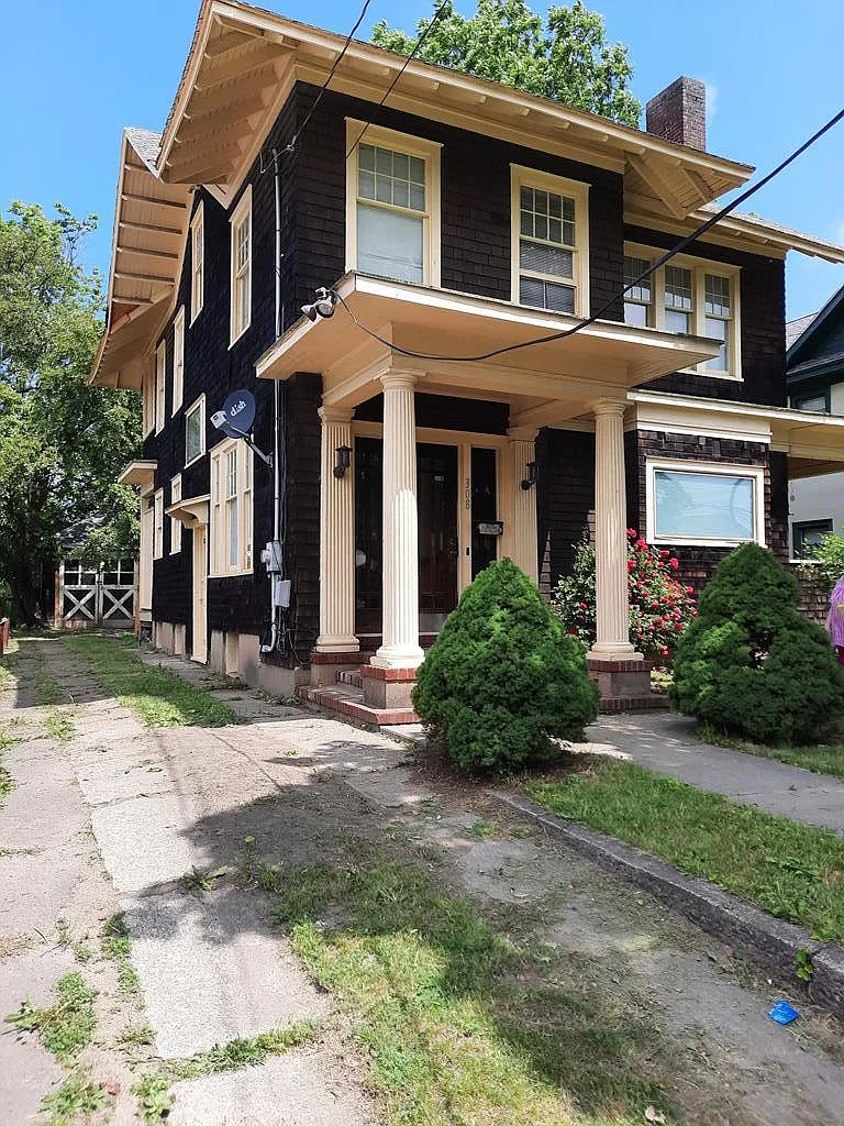 308 W 1st St photo 1