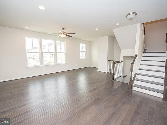 2nd image of 726 Ravenwood Dr