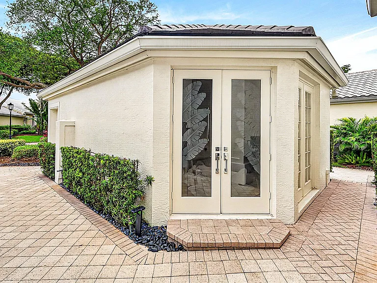 1128 Crystal Dr — Photo 37