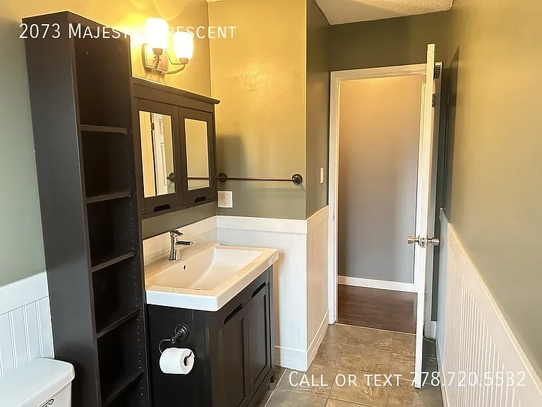 2073 Majestic Cres — Photo 8