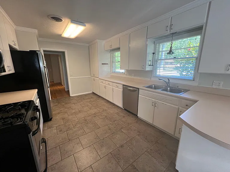726 E Magnolia Ave — Photo 16