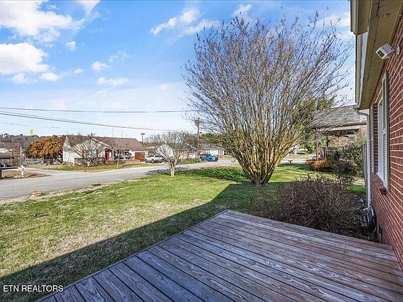 4th image of 818 Rosedale Ave