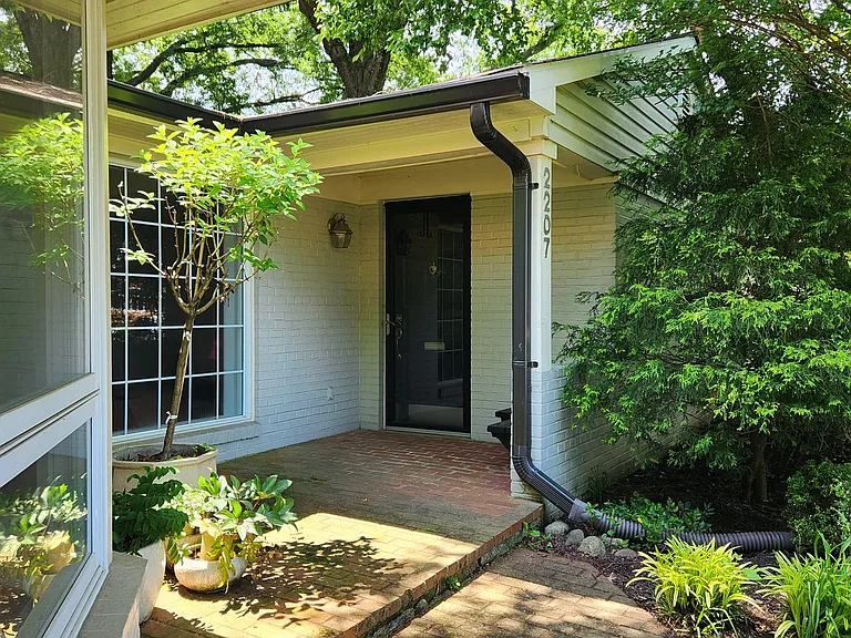 2207 Fordham Dr — Photo 2
