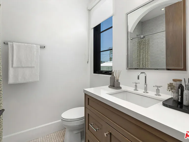 635 Seward St — Photo 23