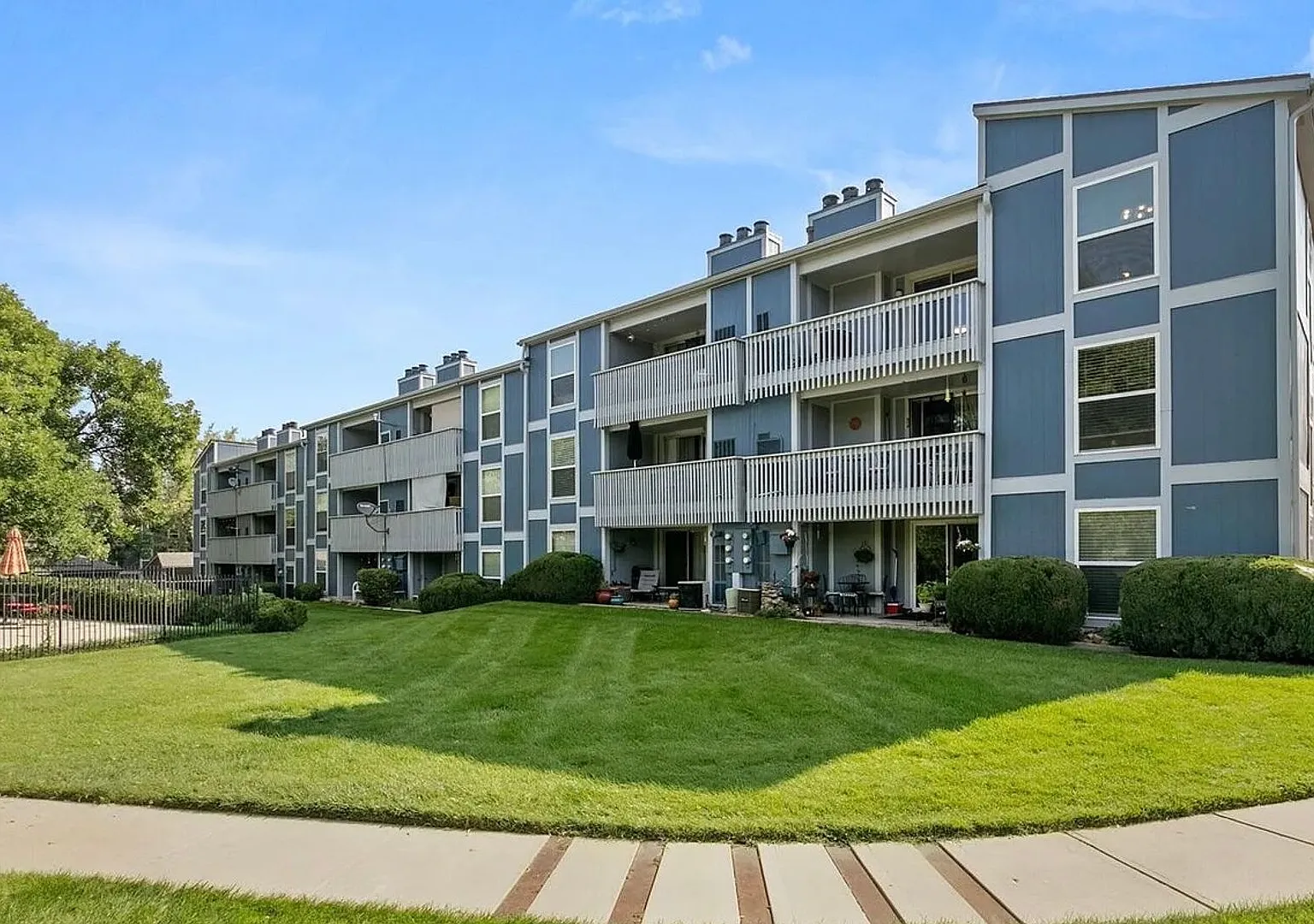 Spacious Centennial Condo — Photo 2