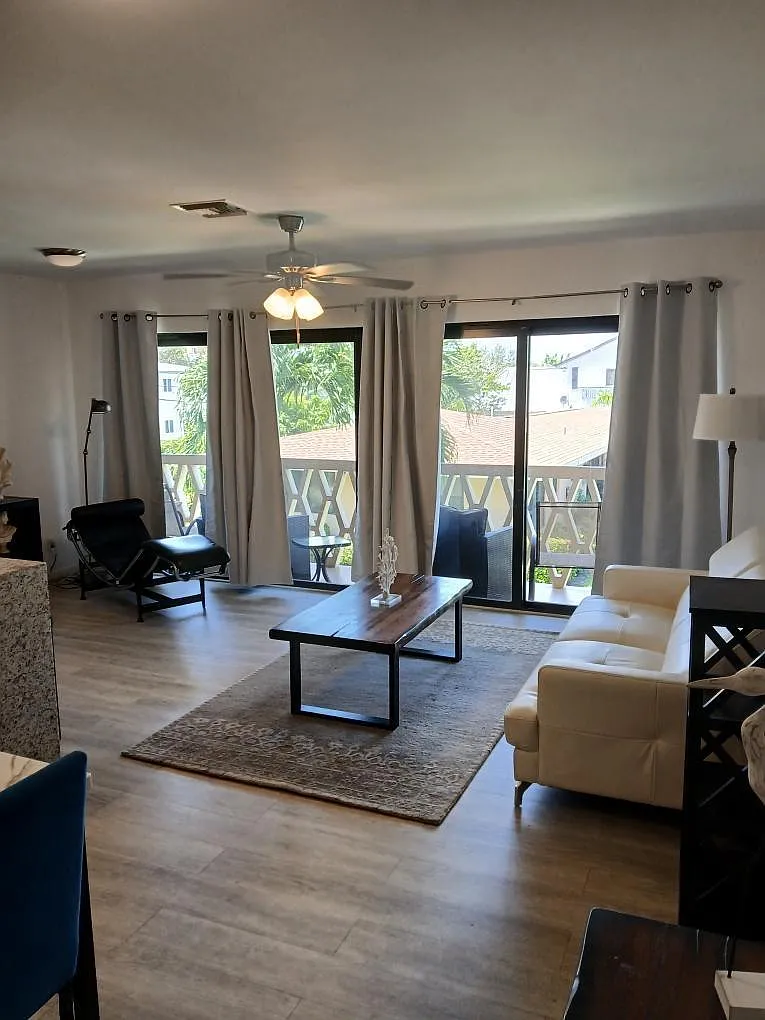 2 bed, 2.0 bath, 940 sqft, $2,450 — Photo 2