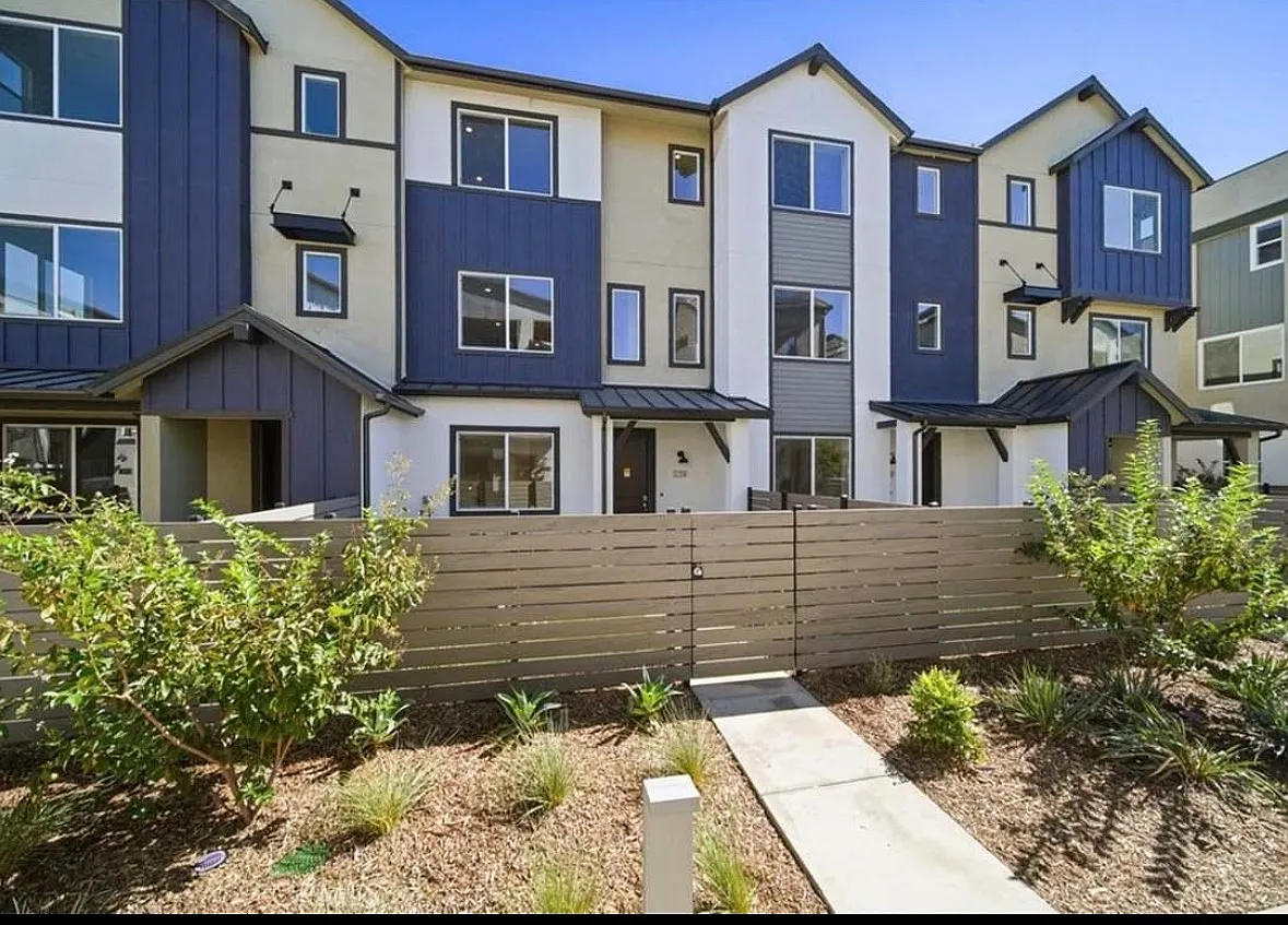3 bed, 1858 sqft, $4,950 — Photo 1