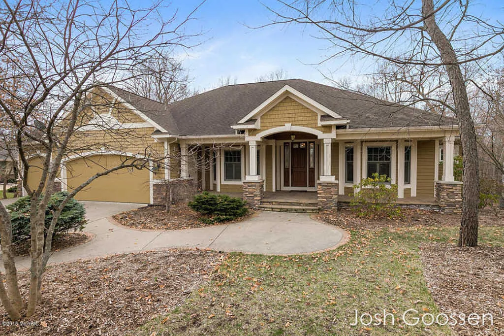 4248 S Oak Pointe Ct NE photo 1