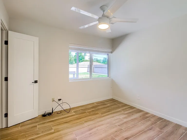 1402 W Berridge Ln — Photo 29