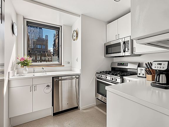 5th image of 301 W 57th St APT 28C