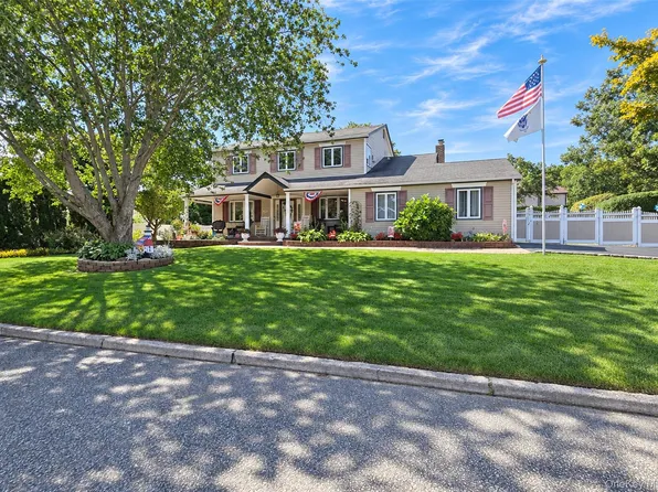 122 Evergreen Avenue, Medford, NY 11763