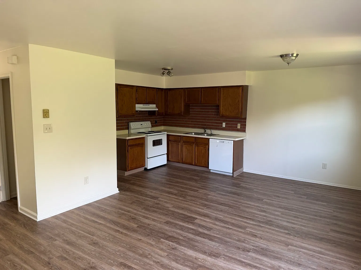 3 bed, 1.5 bath, 1452 sqft, $2,200 — Photo 3