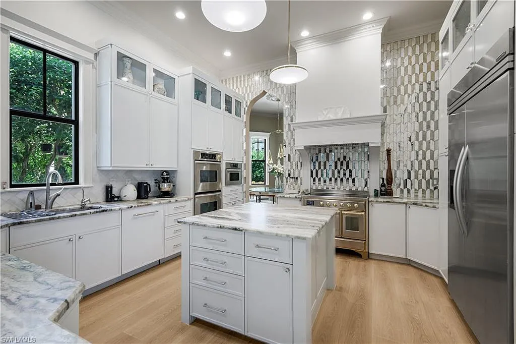 4 bed, 4.5 bath, 3972 sqft, $25,000 — Photo 4