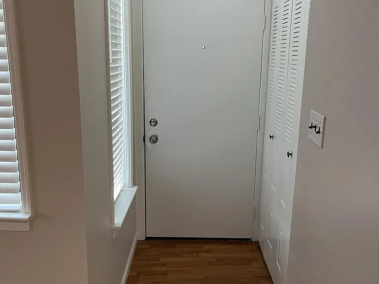 1504 Waldon Ct — Photo 3