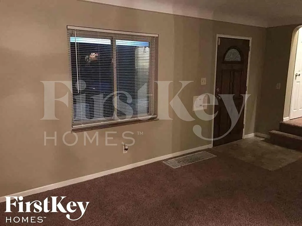 4 bed, 2.0 bath, 1332 sqft, $1,960 — Photo 3
