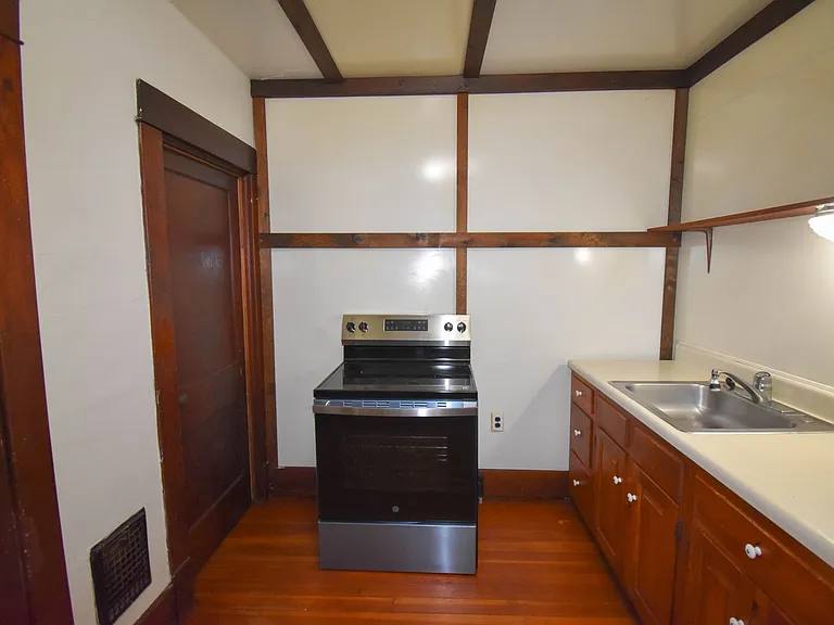 203-205 S Summit St — Photo 6