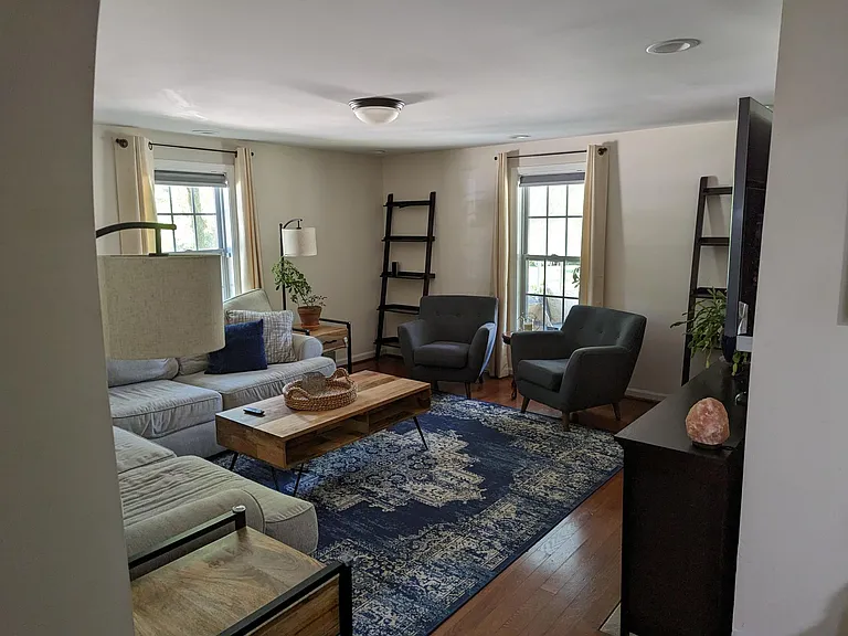 817 E Davie St — Photo 2