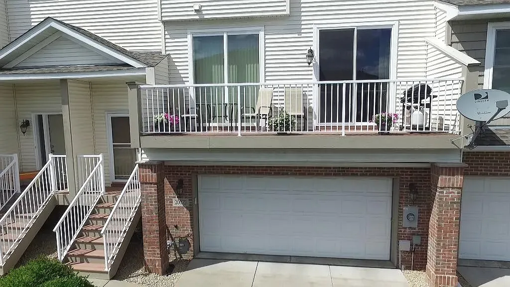 2 bed, 1.5 bath, 1404 sqft, $2,095 — Photo 3