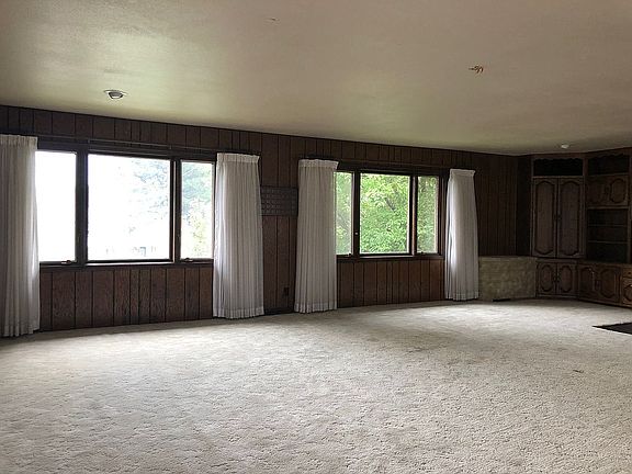 Great room
4 huge windows 