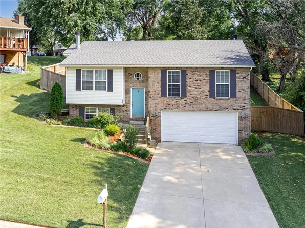 19 Glendale Dr, Glen Carbon, IL 62034