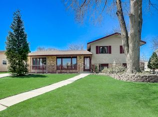 1220 Gentry Rd, Hoffman Estates, IL 60169