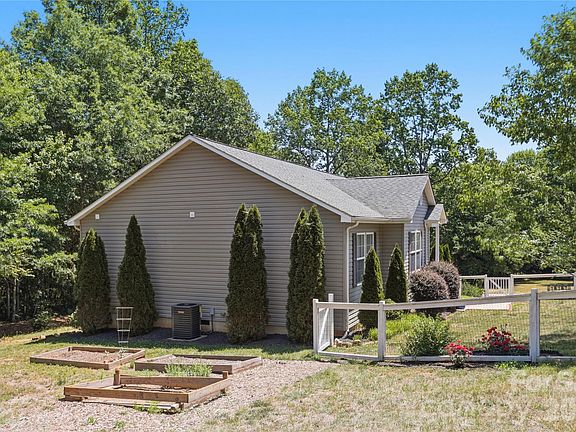 4th image of 412 Lewis Rd