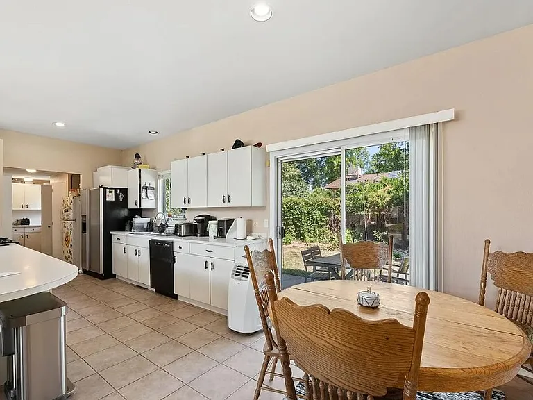 2623 Sherwood Cir — Photo 8