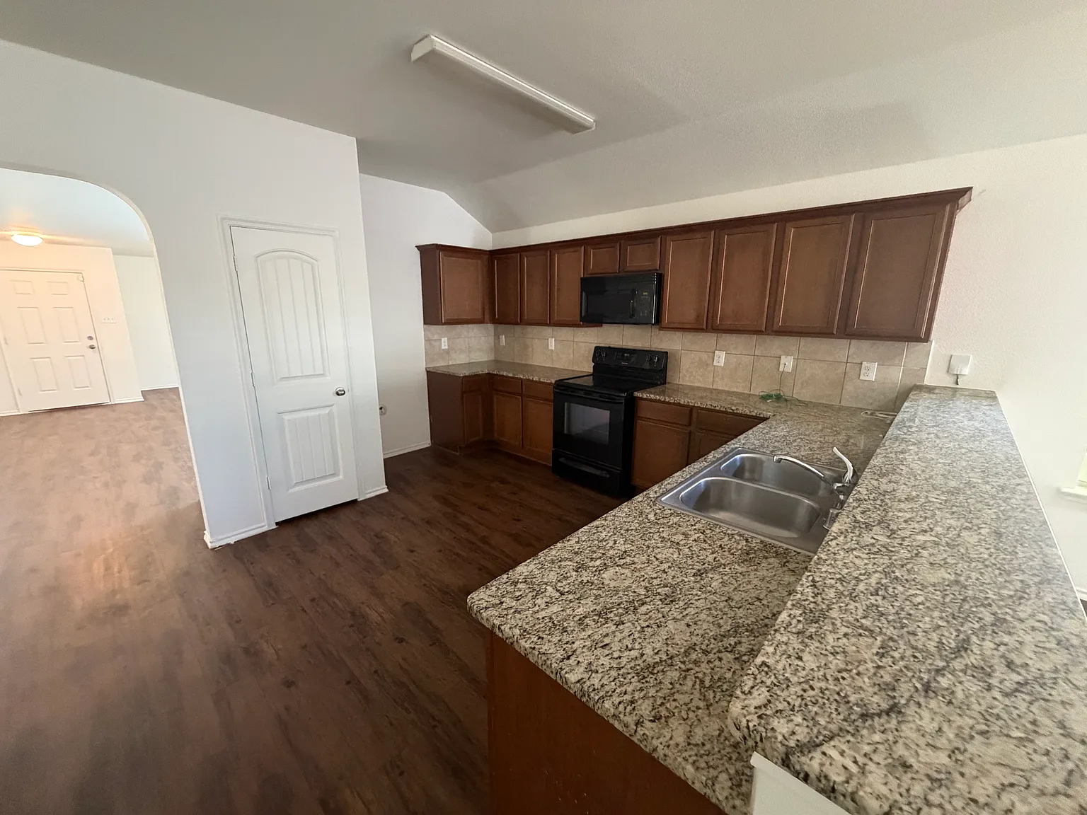4 bed, 2124 sqft, $2,500 — Photo 2