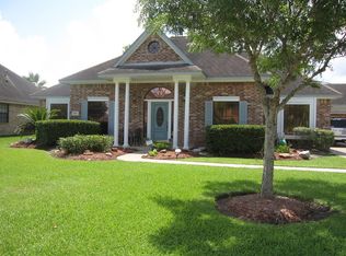 207 Violet Ln, Lake Jackson, TX 77566