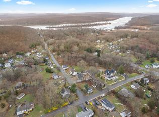 8 Read St, Deep River, CT 06417