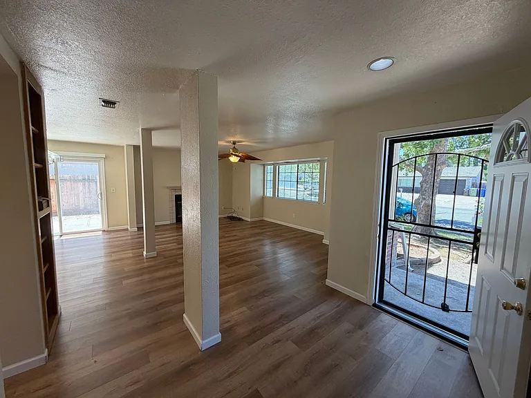 8801 Mohamed Cir — Photo 3
