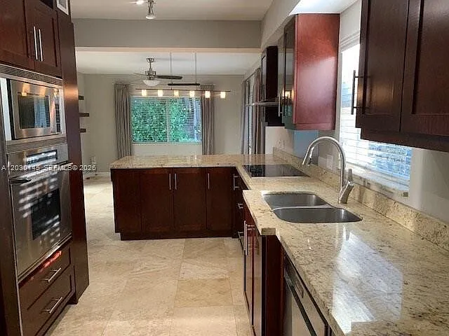 423 Alhambra Cir — Photo 10