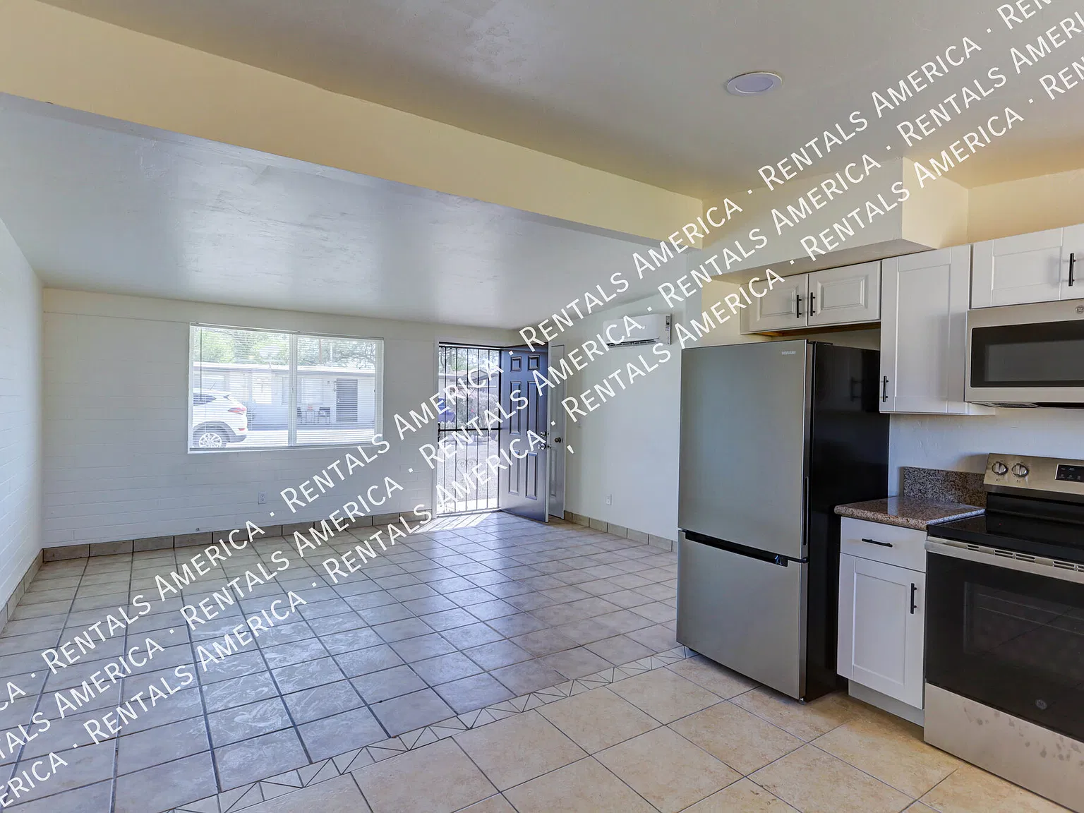 Charming 2 bed/1 bath with W/D hookups and Fenced Yard! — Photo 3