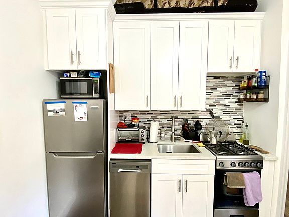 4th image of 220 E 36th St APT C6