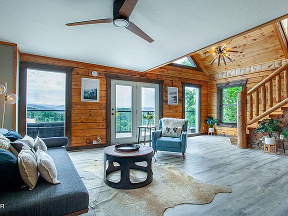 5th image of 920 Falcon View Way
