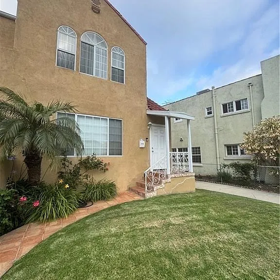 1046 S Citrus Ave — Photo 8