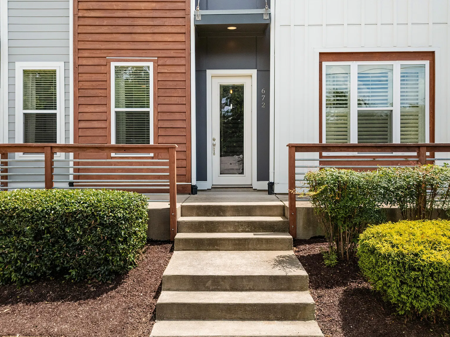 672 James Ave — Photo 2