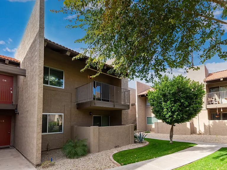 5525 E Thomas Rd #Q8 — Photo 2