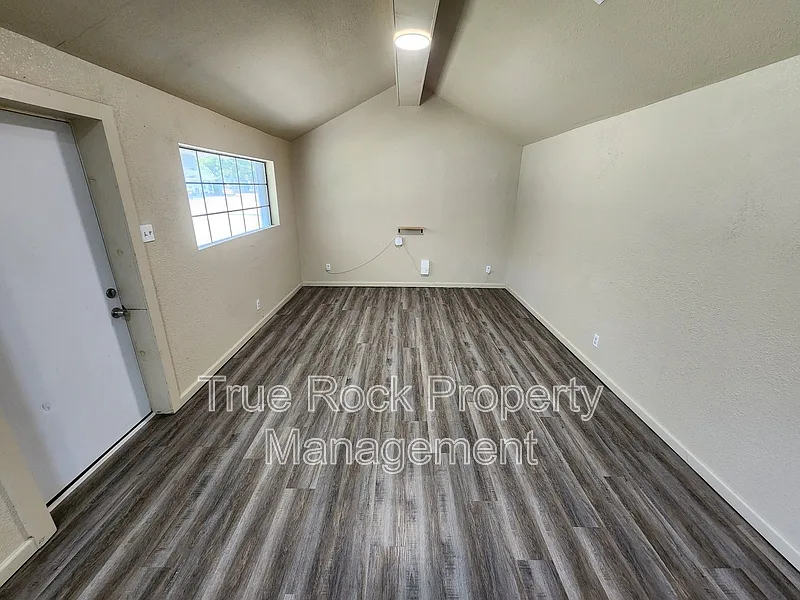 3 bed, 1.0 bath, $1,000 — Photo 2