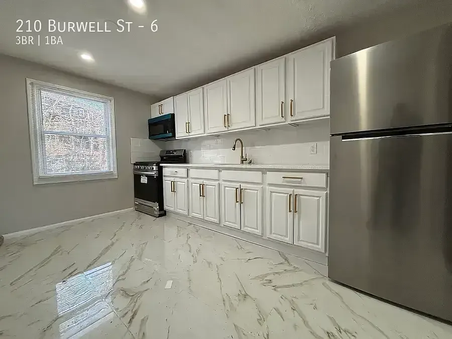 210 Burwell St — Photo 3