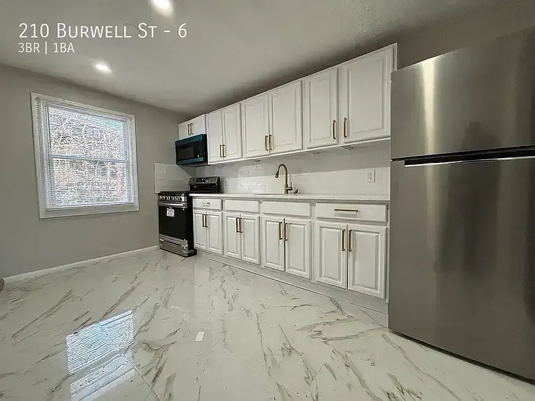 210 Burwell St #6 — Photo 3