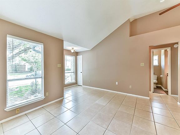 3rd image of 1126 Oxford Dr