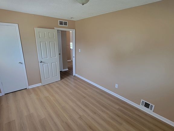 5th image of 23153 Stewart Ave