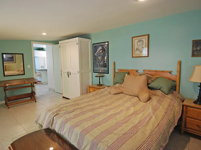 Dolphin Ave — Photo 6