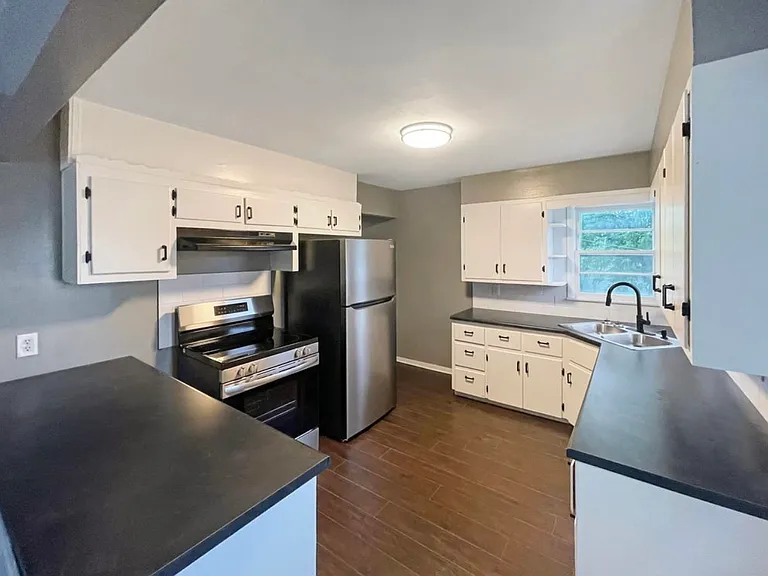 704 Park St — Photo 2