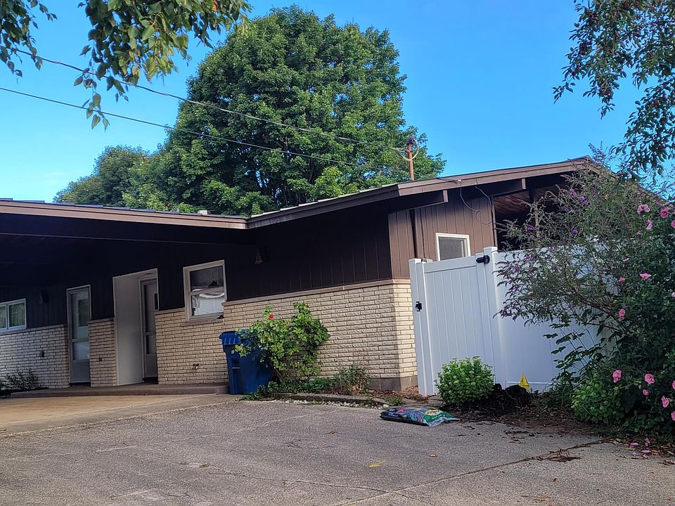 2nd image of 207 W Lake St