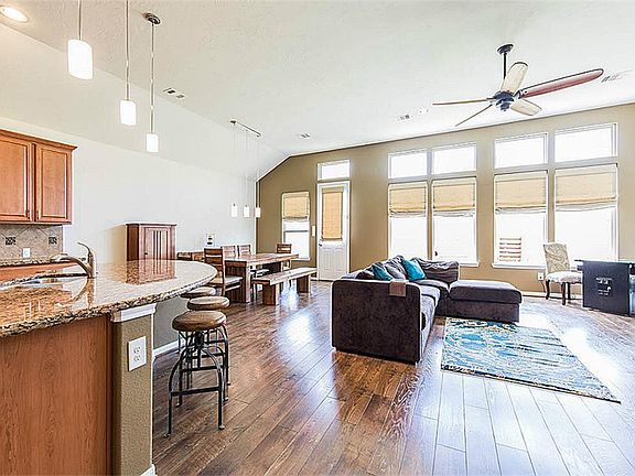 4th image of 2915 Acorn Oaks Dr