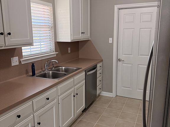 3rd image of 501 Hemphill Rd
