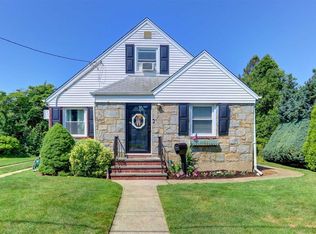 479 Latham Rd, Mineola, NY 11501
