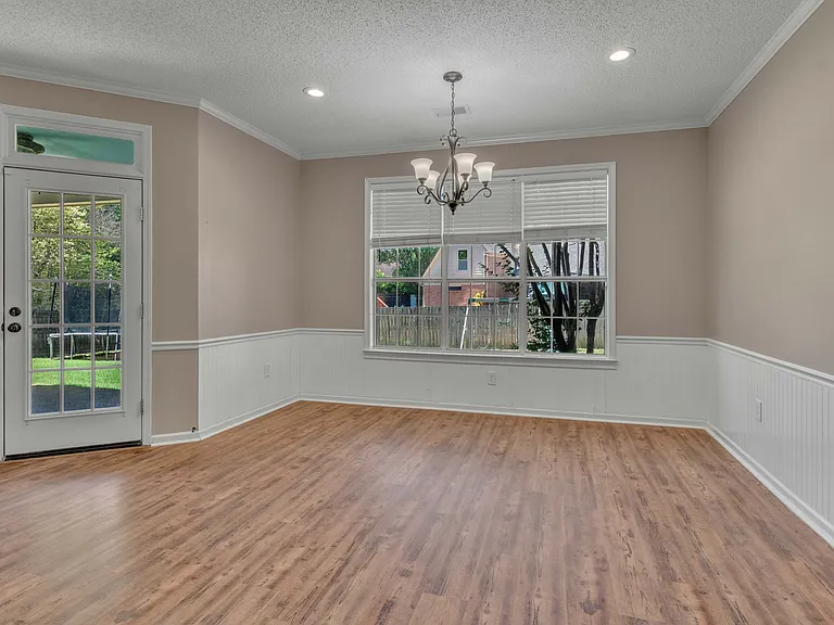 3933 Oak Forest Dr — Photo 13